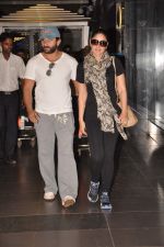 Saif Ali Khan,Kareena Kapoor return from Paris on 23rd Aug 2012 (28).JPG